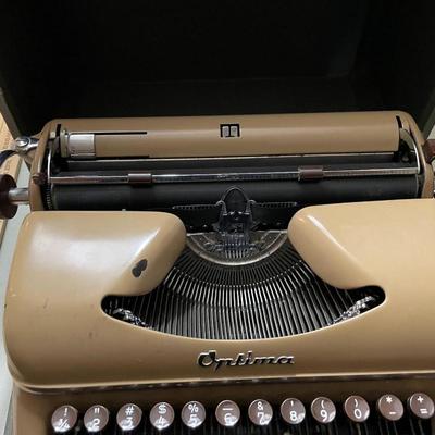 Vintage Mid-Century Optima Elite 3 Manual Typewriter w/Case in Good Working Condition.