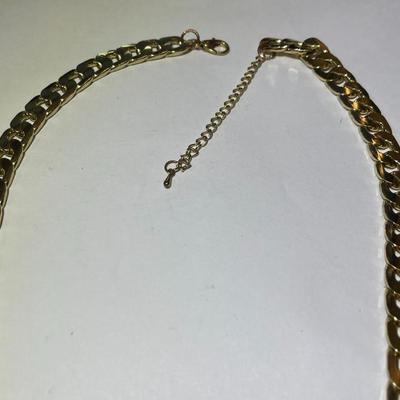 Vintage Preowned QUEEN Gold-tone Fashion Link Necklace 19-22" Adjustable in VG Condition as Pictured.