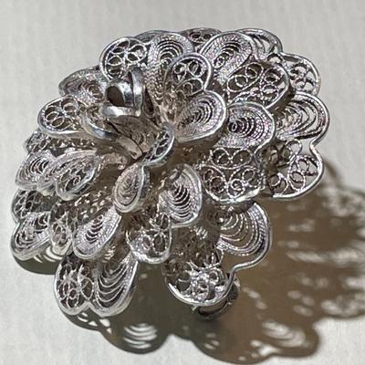 Vintage/Antique .800/.900/Sterling Silver Filigree Flower Pin in VG Preowned Condition.