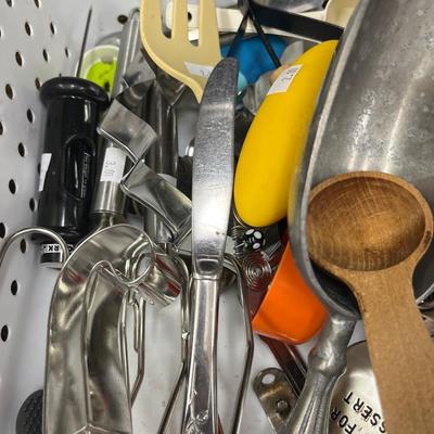 Cookbooks & wine stoppers, serving utensils