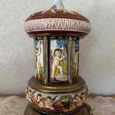REUGE PORCELAIN MUSIC BOX (1)