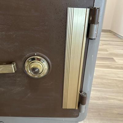 KEEP/SAFE COMBINATION FLOOR SAFE ON CASTERS (Has Combo)