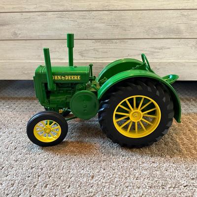 LARGE 1939 JOHN DEERE D DIE-CAST MODEL TRACTOR