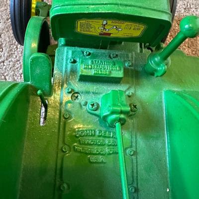 LARGE 1939 JOHN DEERE D DIE-CAST MODEL TRACTOR