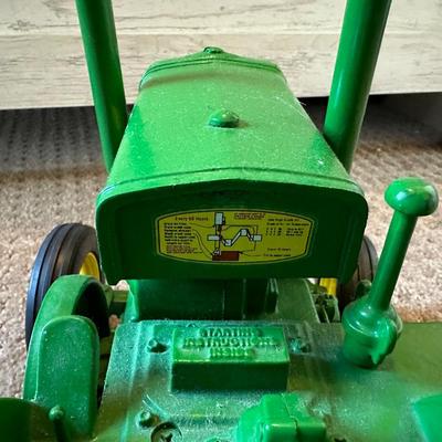 LARGE 1939 JOHN DEERE D DIE-CAST MODEL TRACTOR