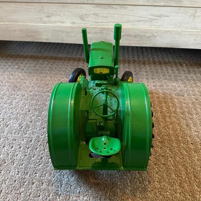 LARGE 1939 JOHN DEERE D DIE-CAST MODEL TRACTOR