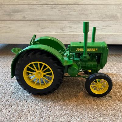 LARGE 1939 JOHN DEERE D DIE-CAST MODEL TRACTOR