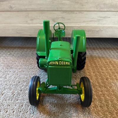LARGE 1939 JOHN DEERE D DIE-CAST MODEL TRACTOR