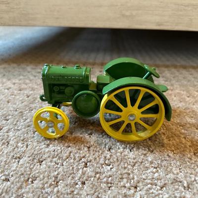 DIE-CAST JOHN DEERE MODEL TRACTOR