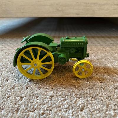DIE-CAST JOHN DEERE MODEL TRACTOR