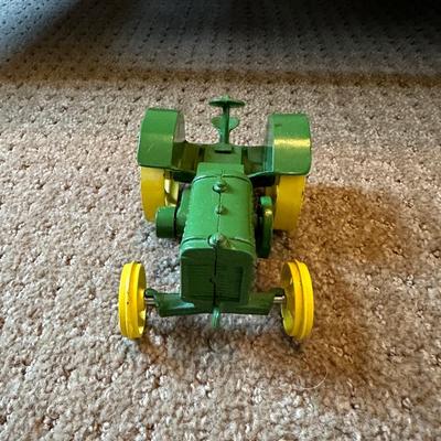 DIE-CAST JOHN DEERE MODEL TRACTOR