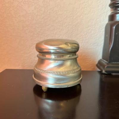 ANTIQUE MUSICAL FACE POWDER BOX