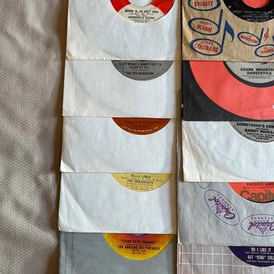 AN ASSORTMENT OF MUSIC ON VINYL 45's