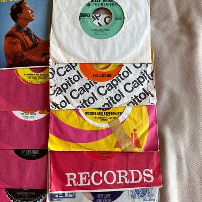 AN ASSORTMENT OF MUSIC ON VINYL 45's
