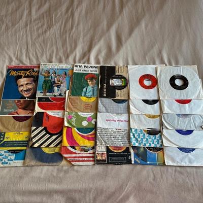 AN ASSORTMENT OF MUSIC ON VINYL 45's