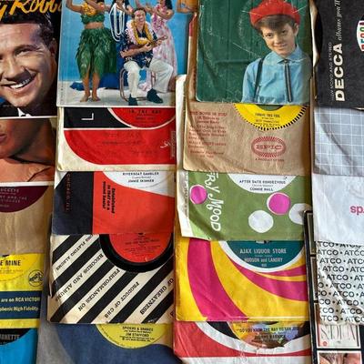 AN ASSORTMENT OF MUSIC ON VINYL 45's