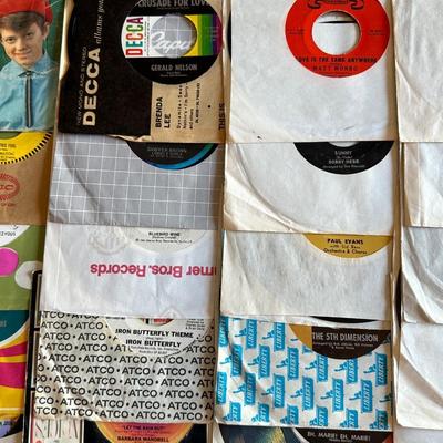 AN ASSORTMENT OF MUSIC ON VINYL 45's