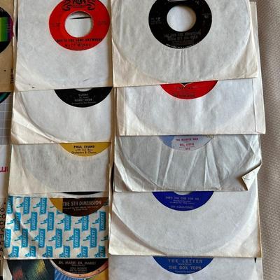 AN ASSORTMENT OF MUSIC ON VINYL 45's