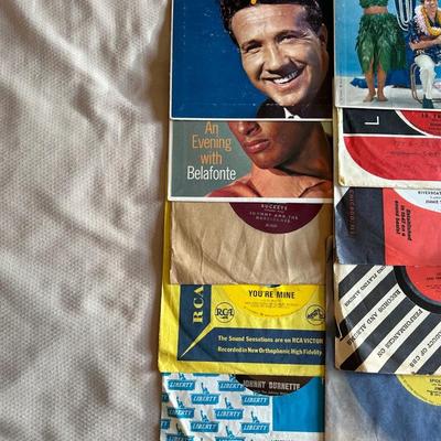 AN ASSORTMENT OF MUSIC ON VINYL 45's