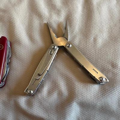 LEATHERMAN AND 2 SWISS ARMY KNIVES