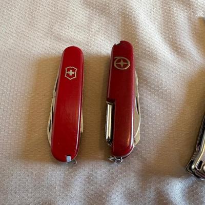LEATHERMAN AND 2 SWISS ARMY KNIVES