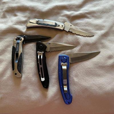 4 FOLDING KNIVES