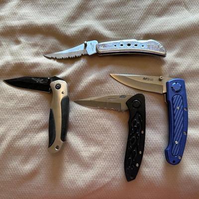 4 FOLDING KNIVES