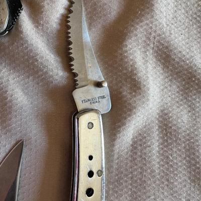 4 FOLDING KNIVES