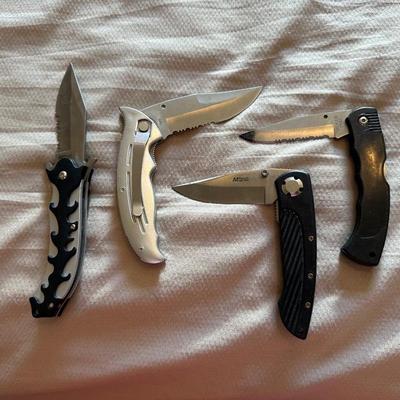 4 FOLDING KNIVES