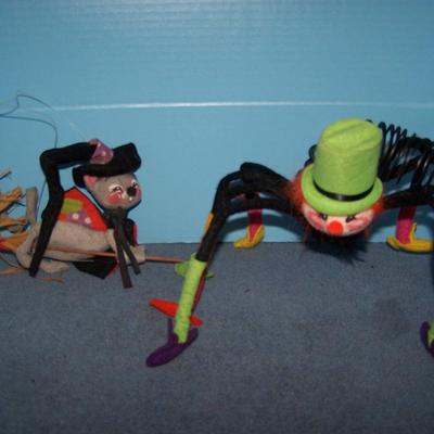 LOT 19 ADORABLE COLLECTABLE ANNALEE HALLOWEEN SPIDER & MOUSE