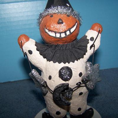 LOT 22 GREAT CONTEMPORARY HALLOWEEN FIGURINES