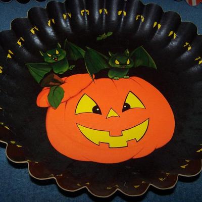 LOT 29 GREAT COLLECTABLE HALLOWEEN CARDBOARD BOWLS