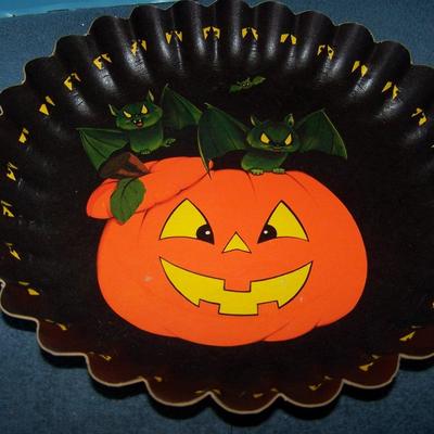 LOT 29 GREAT COLLECTABLE HALLOWEEN CARDBOARD BOWLS