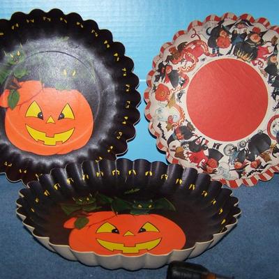 LOT 29 GREAT COLLECTABLE HALLOWEEN CARDBOARD BOWLS