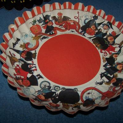 LOT 29 GREAT COLLECTABLE HALLOWEEN CARDBOARD BOWLS