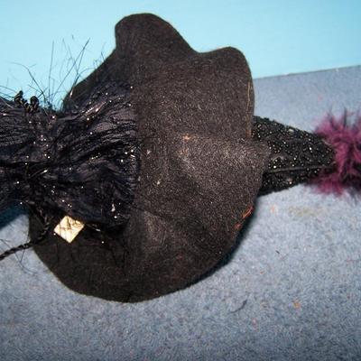 LOT 30 GORGEOUS W KLESTI BEADED WITCH HAT BAG/PURSE & KRINKLES PIN