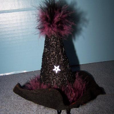 LOT 30 GORGEOUS W KLESTI BEADED WITCH HAT BAG/PURSE & KRINKLES PIN