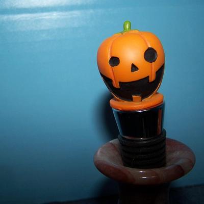 LOT 32 HALLOWEEN PARTY TIME BOTTLE STOPPERS plus