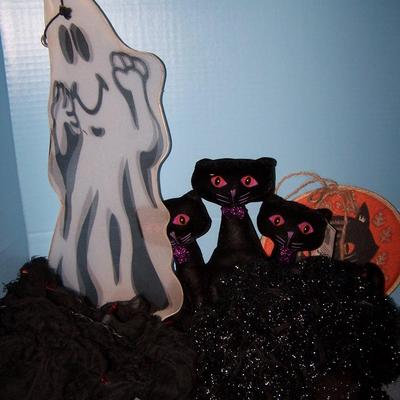 LOT 34 MORE HALLOWEEN DECORATIONS