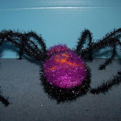 LOT 39 MORE HALLOWEEN DECOR -- SPIDERS/SIGN plus