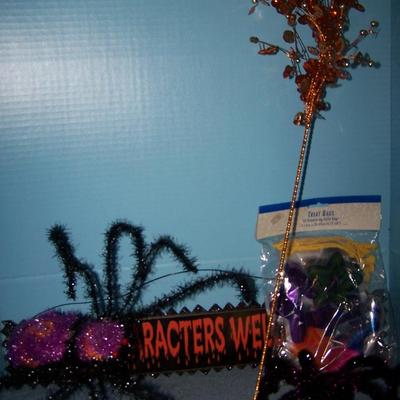 LOT 39 MORE HALLOWEEN DECOR -- SPIDERS/SIGN plus