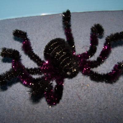 LOT 39 MORE HALLOWEEN DECOR -- SPIDERS/SIGN plus