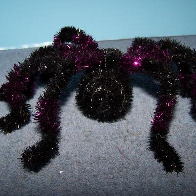 LOT 39 MORE HALLOWEEN DECOR -- SPIDERS/SIGN plus