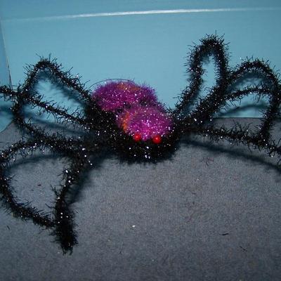 LOT 39 MORE HALLOWEEN DECOR -- SPIDERS/SIGN plus