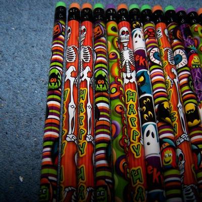 LOT 40 GREAT GEDDES HALLOWEEN UNUSED PENCILS