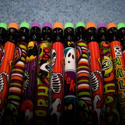 LOT 40 GREAT GEDDES HALLOWEEN UNUSED PENCILS
