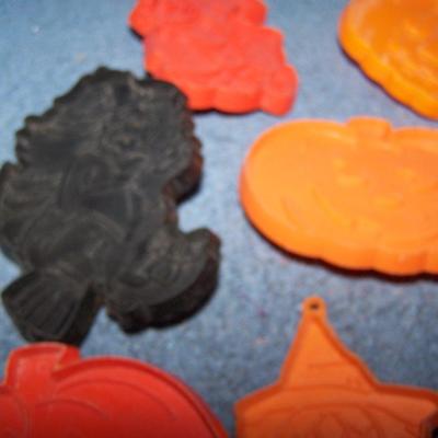 LOT 41 GREAT COLLECTABLE HALLOWEEN HALLMARK COOKIE CUTTERS