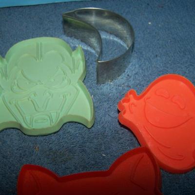 LOT 42 GREAT COLLECTABLE HALLOWEEN COOKIE CUTTERS--HALLMARK/PILSBURY METAL