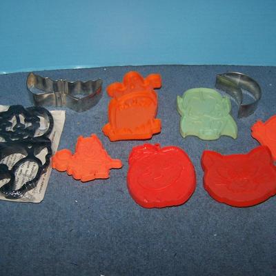 LOT 42 GREAT COLLECTABLE HALLOWEEN COOKIE CUTTERS--HALLMARK/PILSBURY METAL