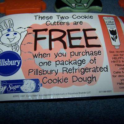 LOT 42 GREAT COLLECTABLE HALLOWEEN COOKIE CUTTERS--HALLMARK/PILSBURY METAL